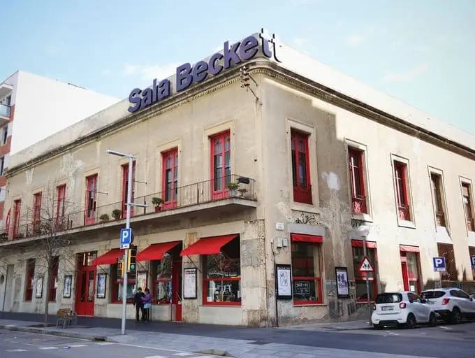 Exteror del El restaurante el menjador de la sala Beckett en Barcelona